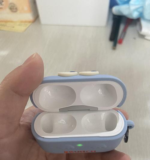 AirPodsPro充电仓不亮灯的解决方法（如何处理AirPodsPro充电仓无法显示充电状态的问题）