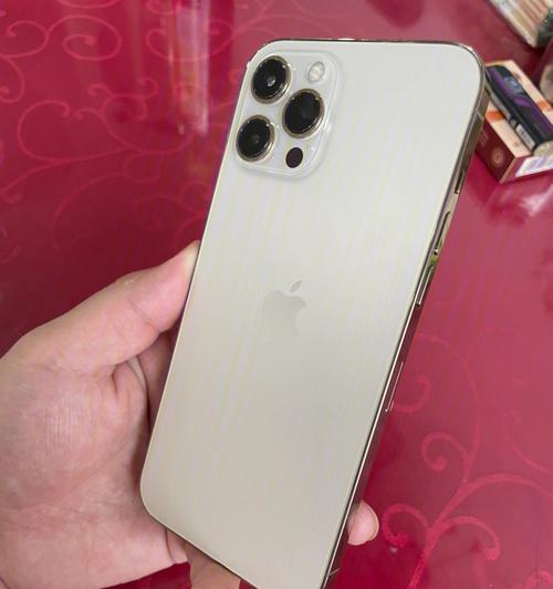 iPhone13vsiPhone12（从性能、设计、相机等方面对比，解读iPhone13和iPhone12的差异）