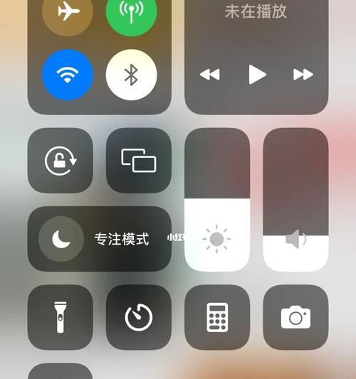 iPhone13电量壁纸教程（自定义壁纸名称与相关设置，打造的iPhone体验）