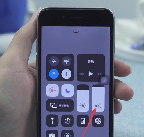 iPhone手机音量调节全攻略（掌握iPhone手机音量调节技巧，畅享音乐与通话体验）