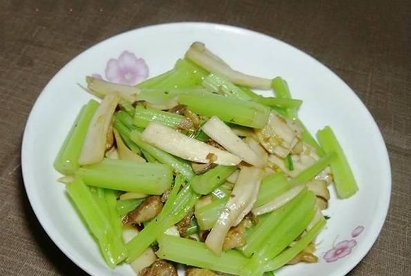 大芹菜怎么炒好吃窍门（让你的大芹菜炒菜）