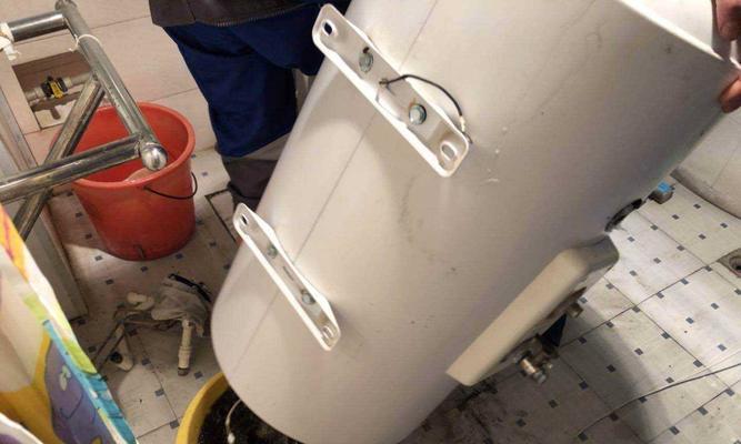 如何使用热水器进行自我清洁（简单实用的清洁方法教程）