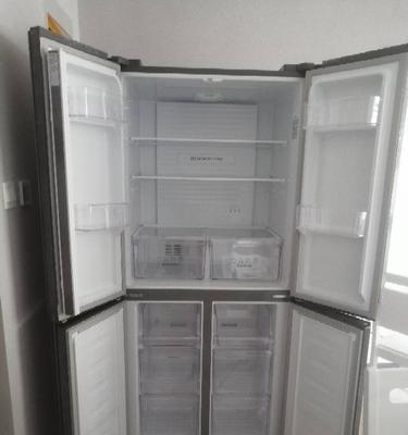 冰箱小孔的作用及维修方法（探秘冰箱上的小孔）