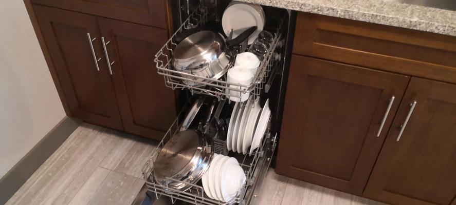 如何应对洗碗机高温烫手问题（洗碗机使用技巧与安全注意事项）